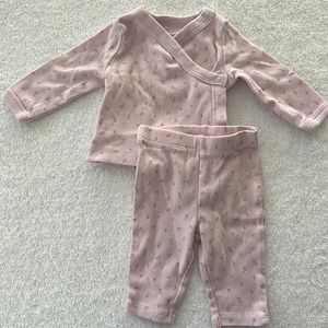 Carter’s 2 piece set. Brand new never worn.